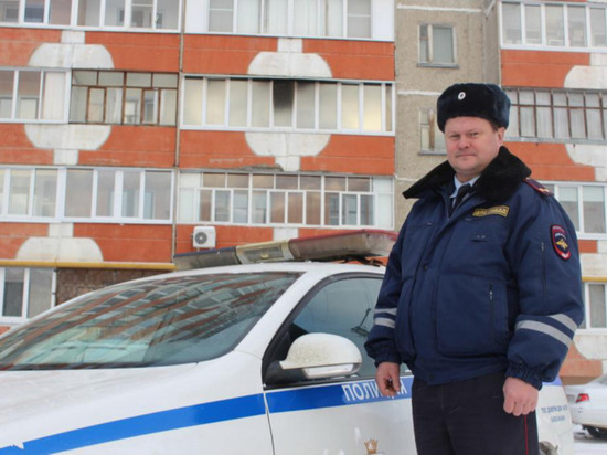 В Йошкар-Оле сотрудник ГИБДД вывел мужчину из горящей квартиры