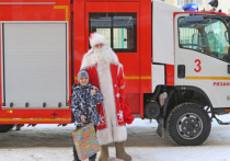 По Рязани проехали Деды Морозы на пожарных машинах