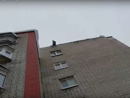 Железный лист может упасть на головы посетителям поликлиники в Петрозаводске