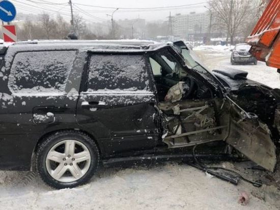 Водитель Subaru разбил голову при ДТП с грузовиком в Новосибирске