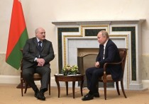 Президент Белоруссии Александр Лукашенко в ходе встречи с российским коллегой Владимиром Путиным в Санкт-Петербурге высказал благодарность за поддержку его страны на фоне "безмозглых, никому не нужных санкций" западных стран