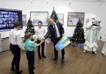 Накануне Нового года в Курганской области исполнили мечты детей, которые сняли с ёлок в Москве и Кургане