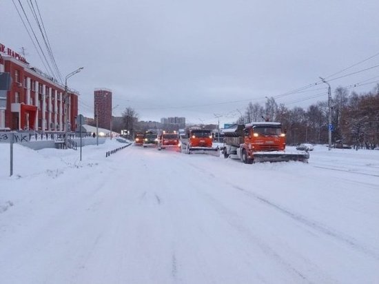 В Ижевске снегоуборочная техника в новогодние праздники продолжит работать в 2 смены