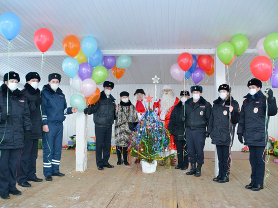Смоленский полицейский Дед Мороз поздравил подшефных
