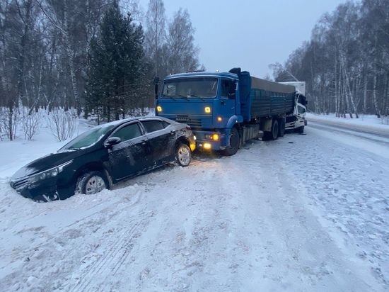 В Томской области водитель грузовика Isuzu погиб после столкновения с КамАЗом