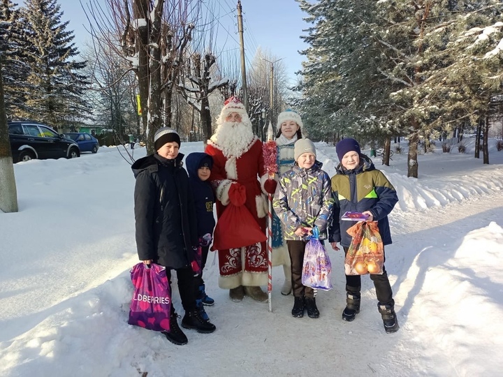 Дед Мороз и Снегурочка поздравили жителей Оленино с Новым годом