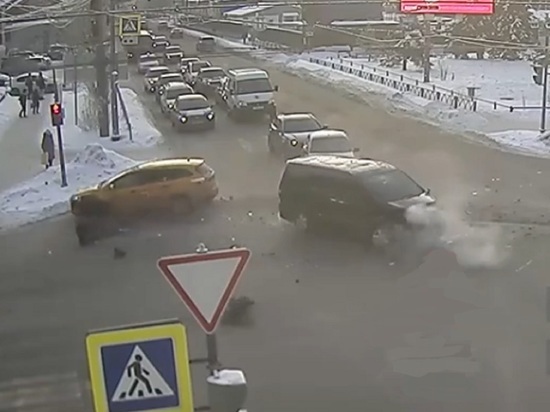 В центре Ярославля произошло тройное ДТП