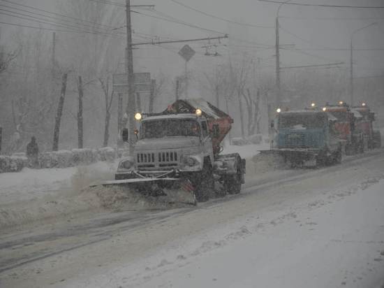 Брошенные вдоль улиц Волгограда машины мешают уборке снега