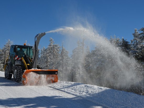 Горняки ДНР помогли очистить дороги Республики от снега