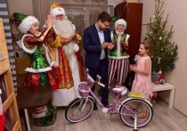Мэр Белгорода Антон Иванов подарил семилетней Аглае Золотаревой велосипед