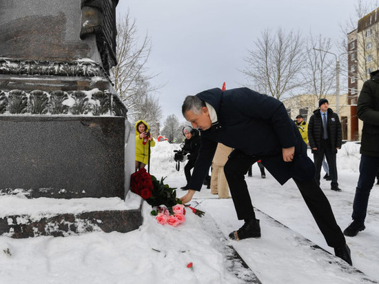 Дрозденко возложил цветы к бюсту героя СССР в Волхове