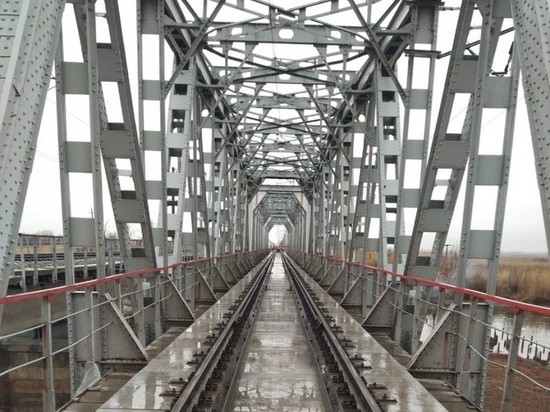 Под Астраханью отремонтировали железнодорожный мост через реку Кривой Бузан