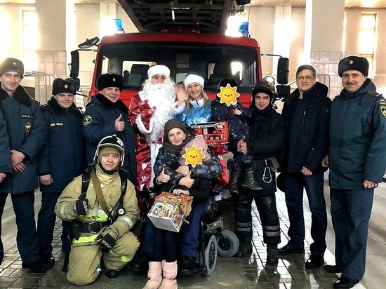 Дети из Ноябрьска на день стали пожарными и получили подарки от Деда Мороза