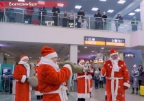 На основных вокзалах Свердловской железной дороги для создания праздничной атмосферы установлены нарядные елки, новогодней атрибутикой украшены фасады и интерьеры