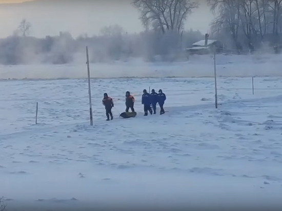 В социальных сетях появилось видео, как спасатели волоком перетаскивают больного с инсультом через реку с Бревенника