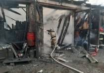 Ночью в Екатеринбурге начался пожар в частном доме, который расположен на улице Патриотов