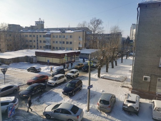 Девятибалльные пробки сковали Барнаул накануне Нового года