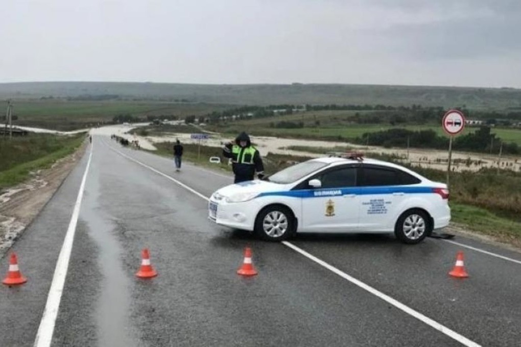 Перекрыли трассу краснодар. Полиция перекрыла дорогу. Анапа дороги. Аварии в станице Гостагаевской.