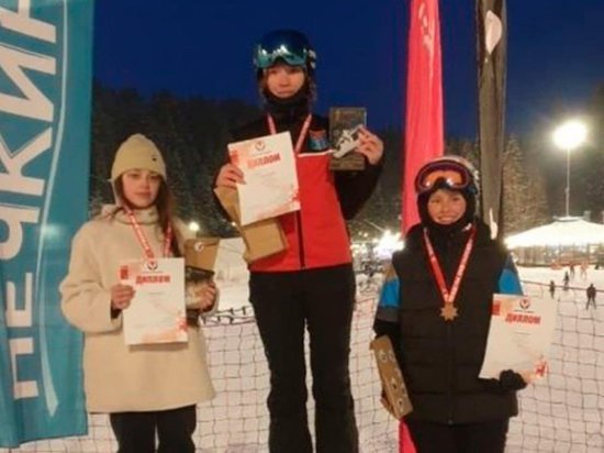 Магаданская сноубордистка Анна Симакова завоевала золото сноуборд-кросса Кубка России