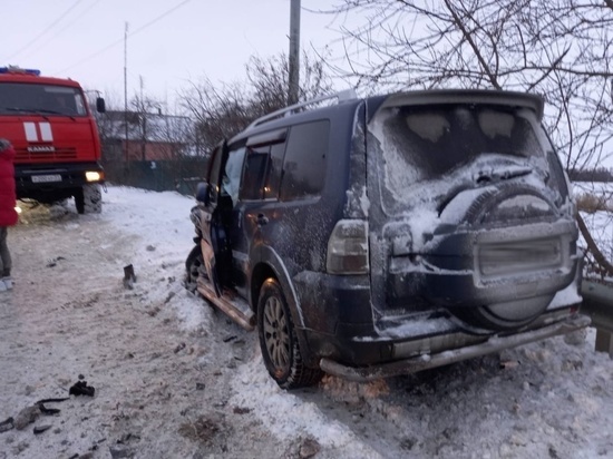Зажатого после ДТП в "Ниве" водителя вызволяли белгородские спасатели