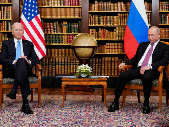 Президенты России и США провожают 2021 год неожиданной телефонной беседой