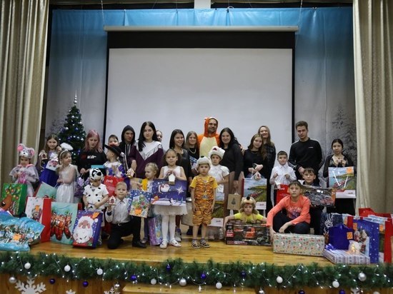 Железнодорожники вручили новогодние подарки детям в рамках акции «Елка добра»