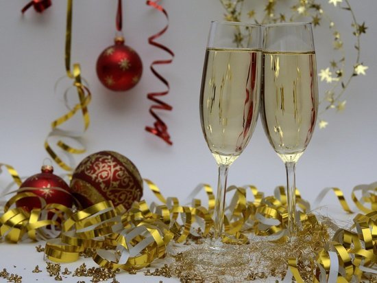 Новогодние приметы: пить шампанское или загадывать желание