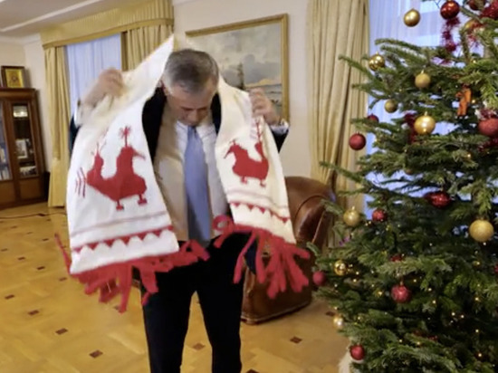 Дрозденко получил веппский шарф и пожелал жителям Ленобласти быть одной семьей