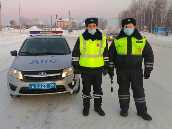 Полицейские помогли дальнобойщику, который в морозы застрял на трассе Ивдель-ХМАО