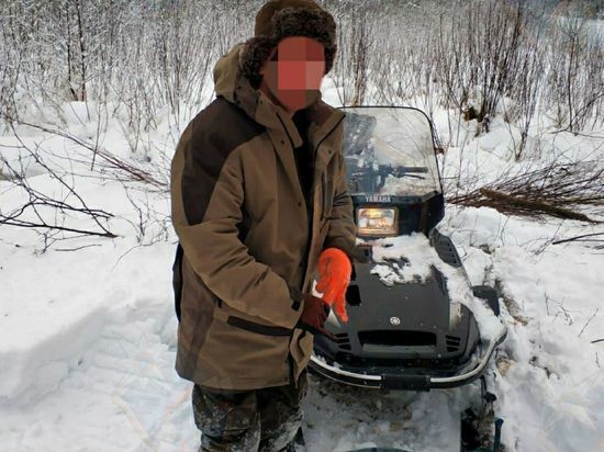 Спасатели не дали уйти под лед рыбаку на снегоходе в Ленобласти
