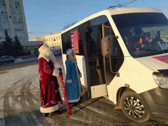 Дед Мороз-инспектор в центре Омска тормозил водителей и тестировал на знание ПДД