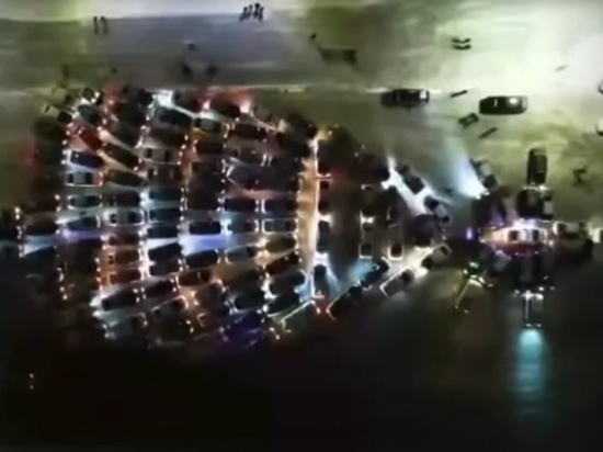 На Красной площади Курска около 150 автомобилей выстроились в «АвтоЁлку»