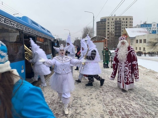 Пассажиров автобуса № 15 в Белгороде встречали Дед Мороз и Снегурочка