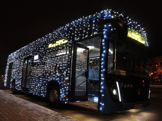 400 метров светодиодных лампочек украсили новогодний электробус в Белгороде