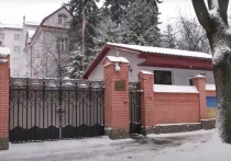Украинские полицейские задержали мужчину, который кинул "коктейль Молотова" в забор консульства РФ во Львове