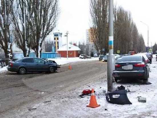 В Курчатове легковушка Skoda врезалась в столб, ранен мужчина