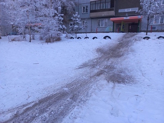 Опасную горку на Воронова засыпали песчаной смесью в Красноярске