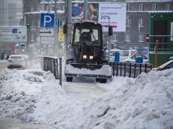 Снегоуборочный трактор устроил двойное ДТП возле улицы Мечты в Новосибирске