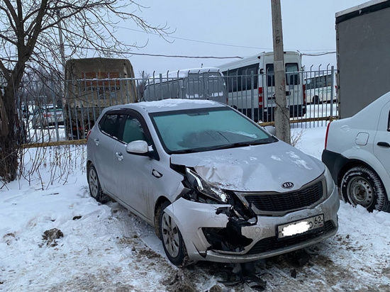 В Рязани водитель врезался в припаркованную Kia и скрылся с места ДТП