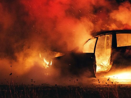 Два автомобиля сгорели на Советской в Янтарном ночью