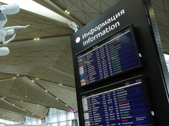 Петербуржцы толпятся в аэропорту Пулково из-за задержки десятков рейсов