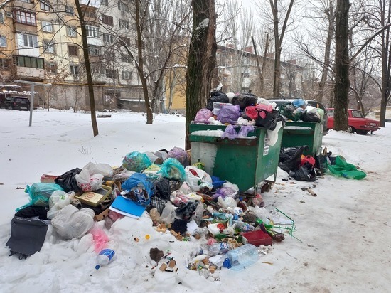 Коммунальные службы Донецка подарили жителям горы мусора: ФОТО