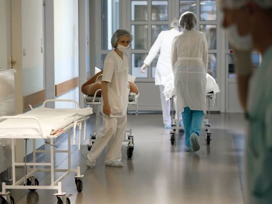 За сутки с COVID-19 госпитализировали более 380 петербуржцев