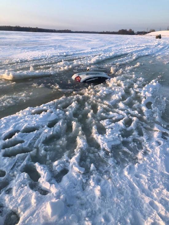 В Воротынском районе машина провалилась под лед