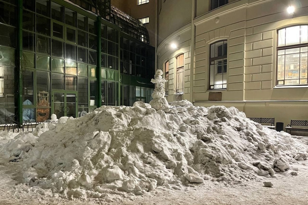 Много снега на дворе. Кучка снега. Много снега во дворе. Гора снега во дворе. Много снега во дворах Питера.