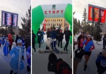 Сегодня в Томске на Ново-Соборной площади Томска прошел новогодний забег на 2022 метра, в котором участвовали более четырехсот горожан.