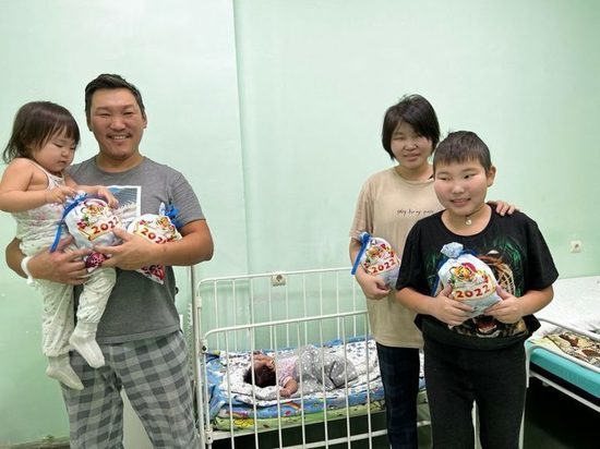 На Новый год подарки получили пациенты детских больниц Якутска