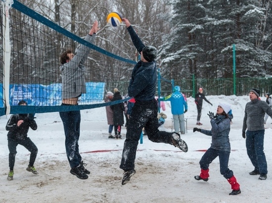 В Ярославле прошел новогодний турнир по волейболу на снегу