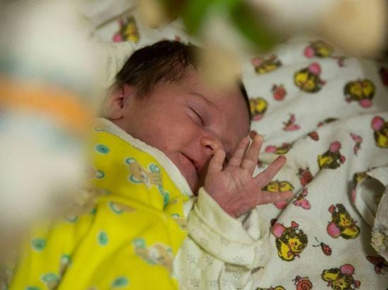 Первым родившимся в 2022 году малышом в ЯНАО стал мальчик из Надыма