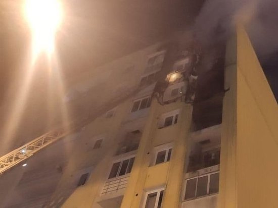 53 человека спасли из горящей 9-этажки в Иркутске